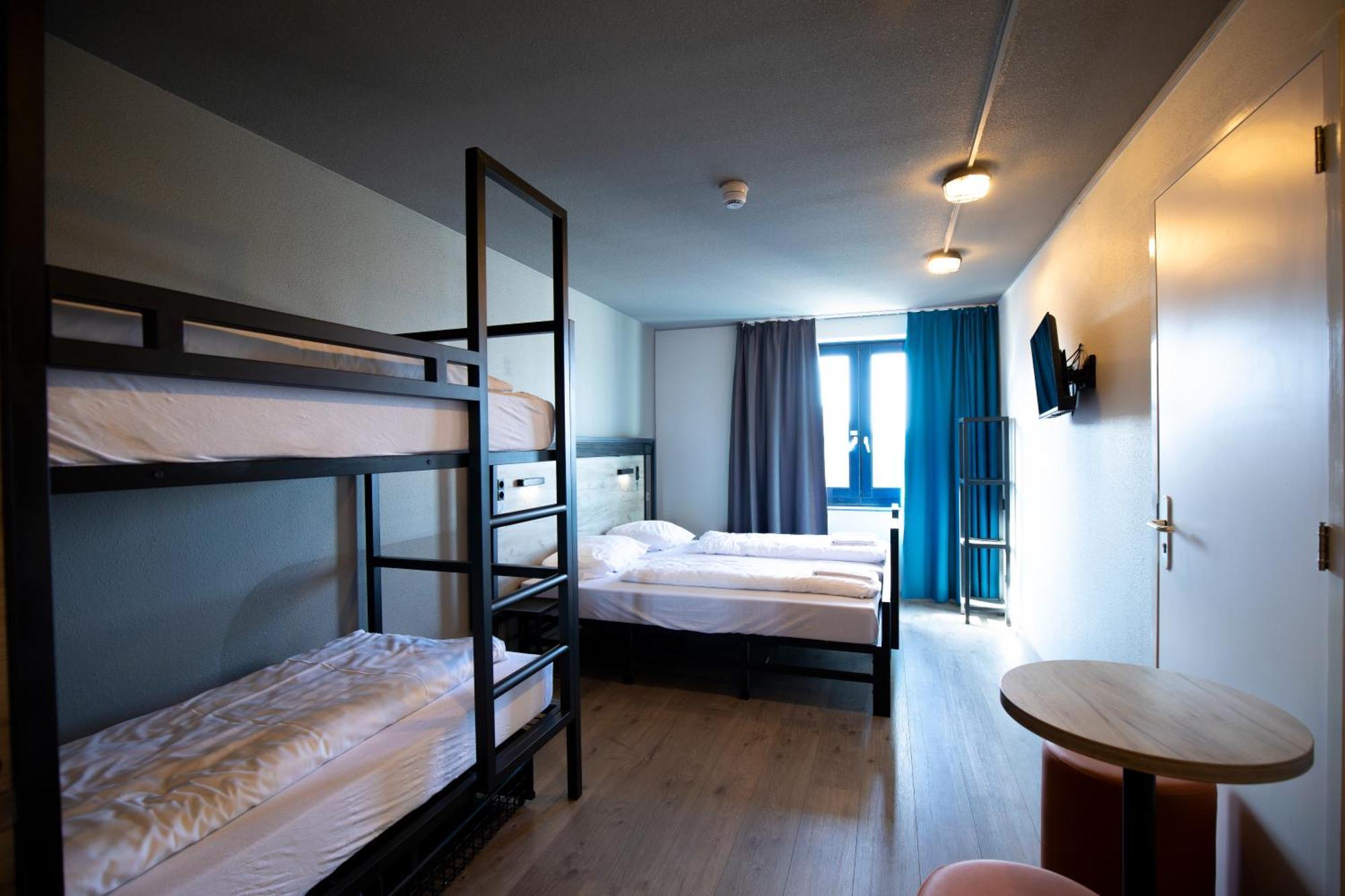 Family Room (2 Adults + 2 Children),1516441579:JPEG